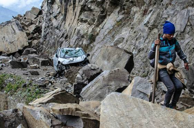 Cinco guardias civiles expertos en rescate de montaña se desplazan a Nepal para prestar ayuda.-AP