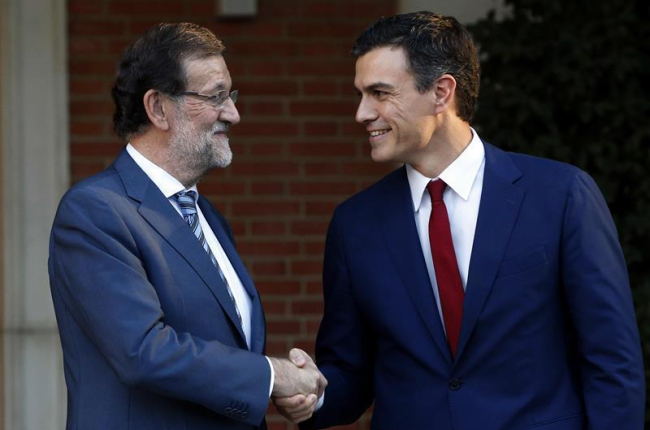 El presidente del Gobierno, Mariano Rajoy (i), saluda esta tarde al secretario general del PSOE, Pedro Sánchez (d), en la escalinata del Palacio de la Moncloa.-EFE