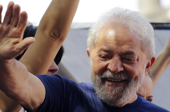 Lula saluda a sus seguidores frente a la sede del sindicato metalúrgico. /-NELSON ANTOINE