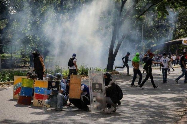 Estudiantes y policías se enfrentan en las calles de Venezuela.-EFE