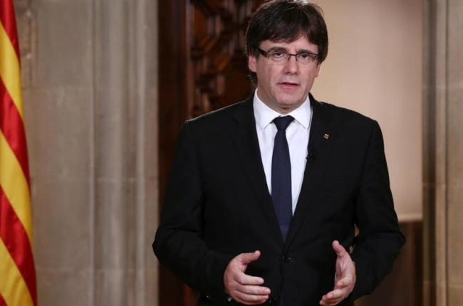 Puigdemont, durante su declaración institucional desde el Palau de la Generalitat. /-JORDI BEDMAR
