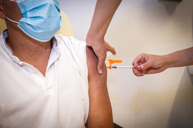 Vacunación en un centro de salud. MARIO TEJEDOR