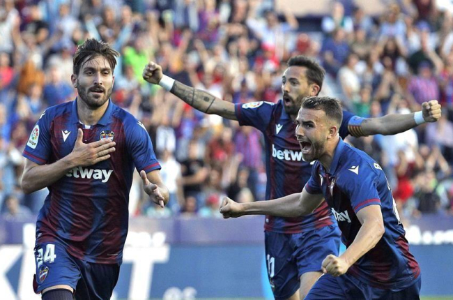 Campaña celebra con sus compañeros el gol del empate ante el Barcelona.-EFE