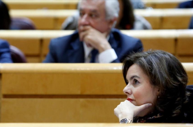 La vicepresidenta y ministra de presidencia y asuntos territoriales, Soraya Sáenz de Santamaría, este martes en el Senado.-JUAN MANUEL PRATS