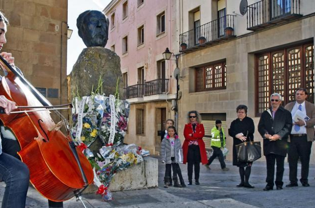 Homenaje de la Fundación Antonio Machado en 2019, en la plaza del Vergel de Soria. HDS