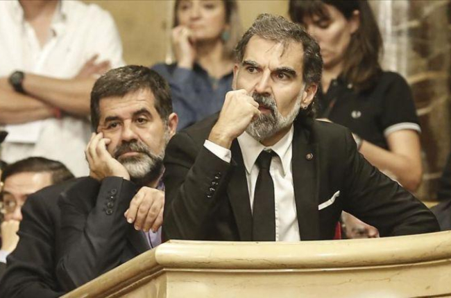 Jordi Sànchez y Jordi Cuixart, en el pleno en el Parlament del 10 de octubre del 2017.-JULIO CARBÓ