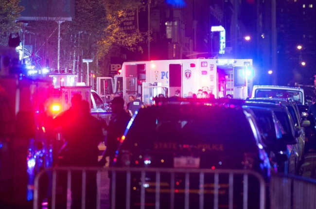 Policías y equipos de emergencia, en el lugar de la explosión, en la calle 23 con la Sexta Avenida, en el barrio de Chelsea (Nueva York).-AFP / BRYAN R. SMITH
