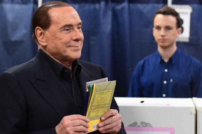 Silvio Berlusconi en su colegio electoral antes de depositar su voto durante la jornada electoral del pasado domingo.-MIGUEL MEDINA (AFP)
