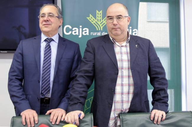 Pablo Mugarza, Caja Rural de Soria, y Luis Martínez, presidente de la ASPD, ayer en la presentación de la Gala.-MARIO TEJEDOR