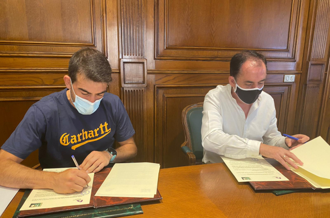 Emilio Cabrerizo y Benito Serrano en la firma del convenio entre el CD Pelota Urbión y Diputación. HDS