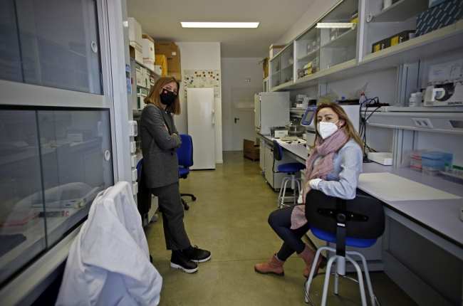 Zoraida Verde y Ana Fernández-Araque, en el laboratorio de Ciencias de la Salud del Campus de la UVa en Soria. | MARIO TEJEDOR