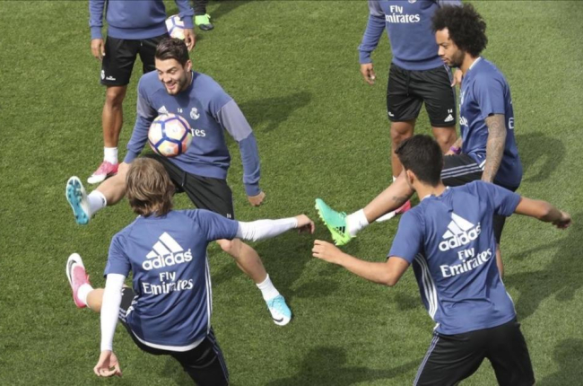Kovacic, Marcelo, Enzo Zidane y Modric, durante el entrenamiento de este martes en la ciudad deportiva de Valdebebas.-EFE / ZIPI