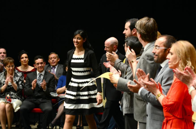 Tania Pérez y José Luis Rios recogen su acreditación como jurados.-ÁLVARO MARTÍNEZ