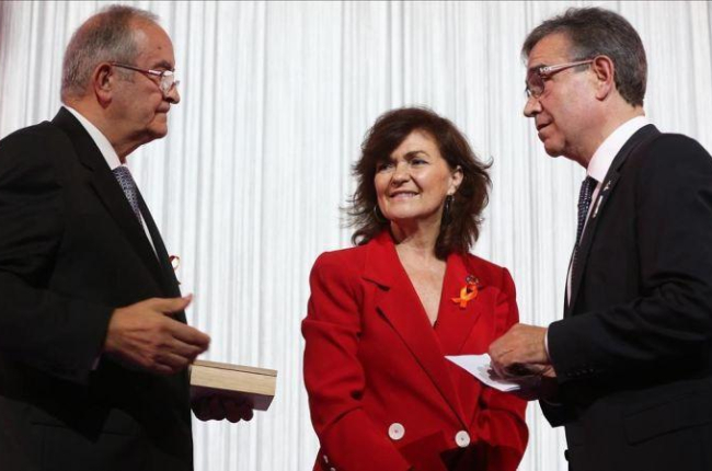 El empresario Pere Relats, recibe la medalla de honor de los premios Pimes 2018 de la mano de la vicepresidenta del Gobierno, Carmen Calvo, y del presidente de Pimec, Josep González. /-ELISENDA PONS