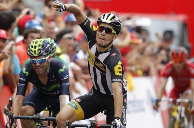 El ciclista Kristian Sbaragli celebra al cruzar la meta en la décima etapa de la Vuleta en Castellón-Foto: AFP / JOSE JORDAN
