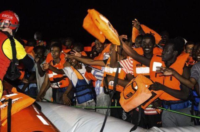 Momento del rescate de los inmigrantes frente a las costas libias. /-AP / VALERIO NICOLOSI