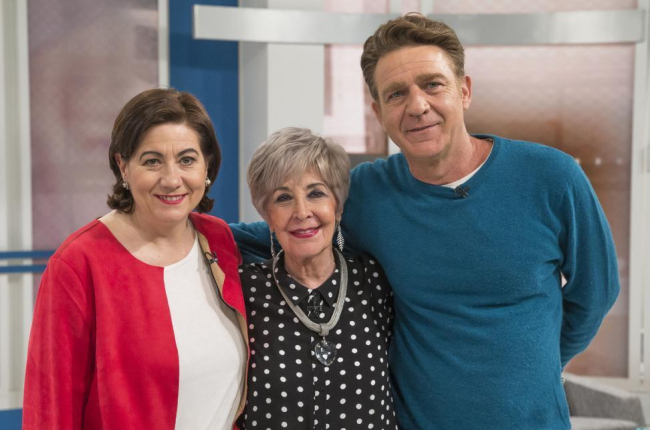 Luisa Martín, Concha Velasco y Juanjo Artero, en el programa de este sábado del programa de TVE-1 'Cine de barrio'.-