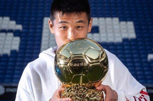 Wu Lei besa el balón de oro del 2018.-