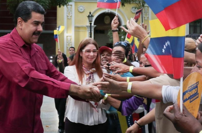 Maduro y su esposa, Cilia Flores, saludan a sus seguidores en un acto en Caracas, el 25 de enero.-/ EFE