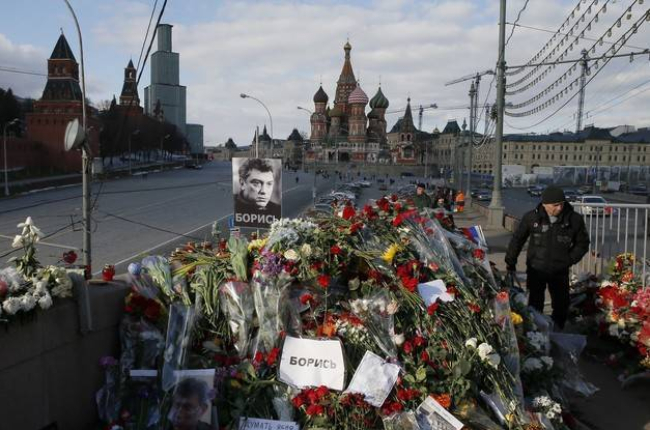 Un hombre camina por el lugar donde asesinaron a Boris Nemtsov.-Foto:   MAXIM SHEMETOV / REUTERS