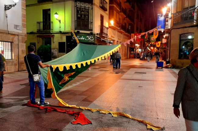 Preparación de una de las carpas del Mercado Medieval de Soria este martes en Marqués de Vadillo. MARIO TEJEDOR