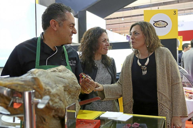 La consejera de Agricultura, Milagros Marcos, en uno de los expositores de Castilla y León en la feria Alimentaria.-ICAL
