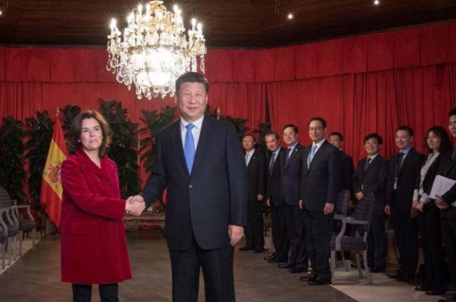 La vicepresidenta y ministra de asuntos territoriales, Soraya Sáenz de Santamaría, este jueves con el presidente de China, Xi Jinping.-DESIREE MARTIN