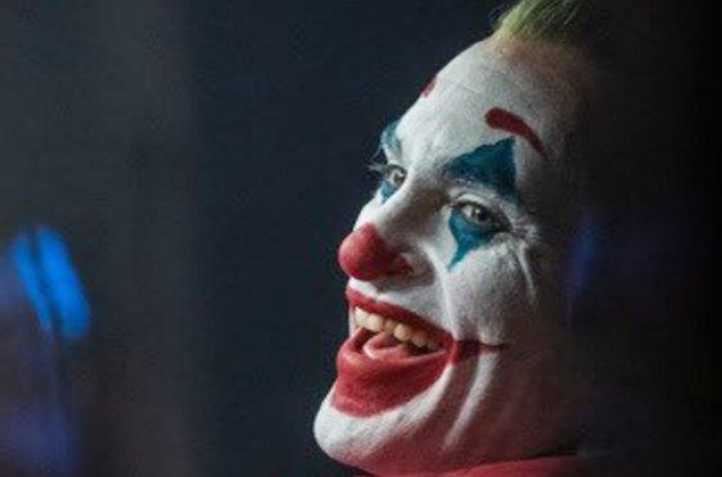La característica risa histriónica e incontrolada del Joker corresponde con los síntomas de una patología mental.-