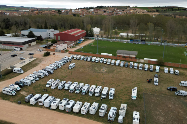 Vehículos estacionados en el parking de Almazán.-HDS