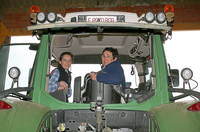 La agricultoras palentinas, Silvia González Barcenilla de Villaconacio (I) y Angelines Clérigo García de Castromocho .- BRÁGIMO