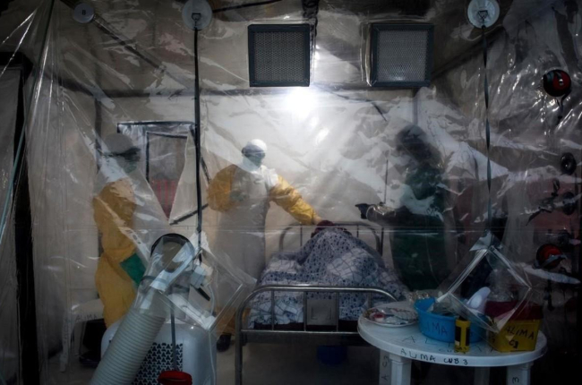 Médicos visitan a un paciente, afectado por ébola, en la ciudad de Beni, en la República Democrática del Congo.-JOHN WESSELS (AFP)