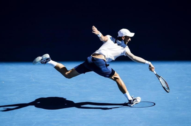 Djokovic devuelve un golpe de revés en el partido de su debut en Australia-XIN LI (GETTY IMAGES)