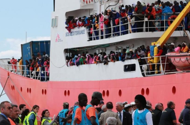 El barco de rescate de Médicos Sin Fronteras llega con 1004 inmigrantes a bordo al puerto de Salerno.-CARLO HERMANN / AFP