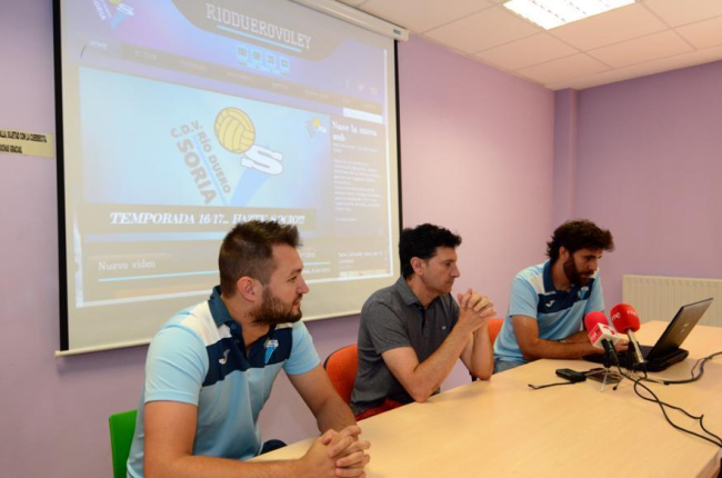 Manu Salvador, Ángel Romera y Manuel Sevillano durante la presentación de la nueva web.-ÁLVARO MARTINEZ