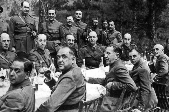 Comida celebrada a principios de julio de 1936 por los jefes y oficiales de las guarniciones de Canarias bajo la presidencia de Franco (en el centro de la imagen).-EL PERIÓDICO