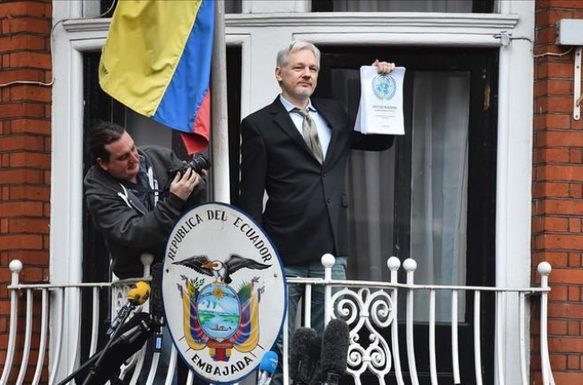 El fundador de Wikileaks, Julian Assange, se dirige a los medios desde el balcón de la embajada de Ecuador en Londres.Foto de archivo. Febrero del 2016.-BEN STANSALL / AFP