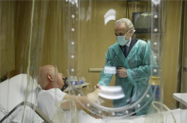 Josep Carreras, en una imagen de archivo, en la sala de trasplantes del Hospital Clínic.-ALBERT BERTRAN