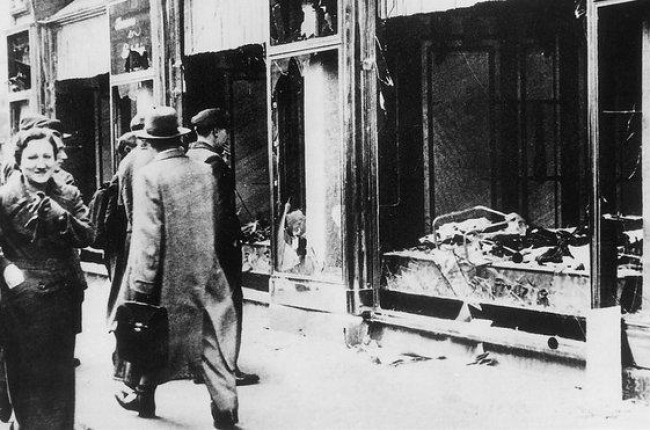 Transeúntes indiferentes ante una tienda judía destruida y saqueada en la Alemania nazi.-ARCHIVO