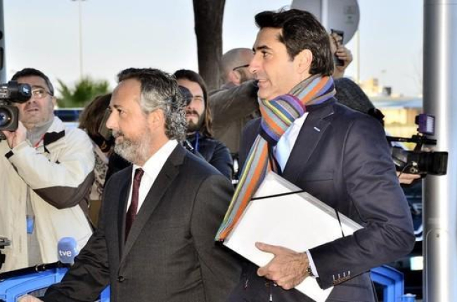 El exgerente de la Fundación Illesport, Gonzalo Bernal (derecha), este miércoles, a su llegada al juicio del 'caso Nóos'.-EFE / ATIENZA