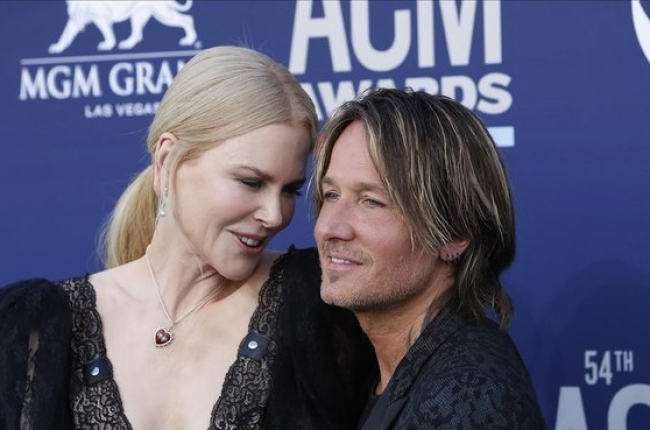 Keith Urban y Nicole Kidman posan en los premios ACM de música country.-EFE / NINA PROMMER