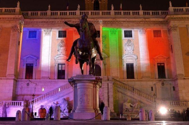 Los colores de las banderas de Francia e Italia, proyectados en enero del 2016 sobre el Campidoglio, en el centro de Roma, con motivo del 60º aniversario del tratado de amistad entre ambos países.-AFP / FILIPPO MONTEFORTE