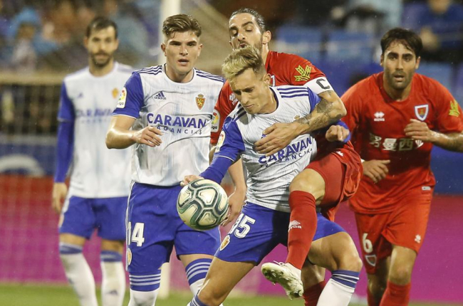Marc Mateu pugna por el b alón con Álex Blanco, durante el partido del pasado sábado en La Romareda.-ÁREA 11