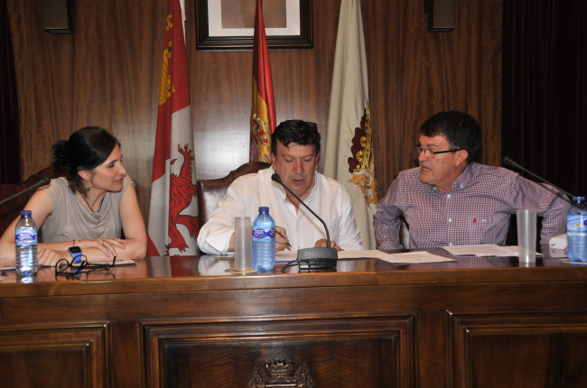 El alcalde Jesús Cedazo, en el centro, junto a Teresa Ágreda, teniente alcalde y el secretario.- VG