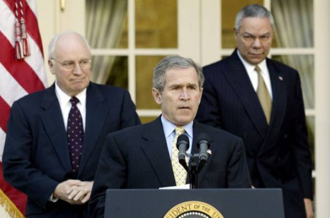 George Bush, flanqueado por el entonces vicepresidente Dick Cheney (izquierda) y el secretario de Estado Colin Powell, en marzo del 2002.-Foto: REUTERS / KEVIN LAMARQUE