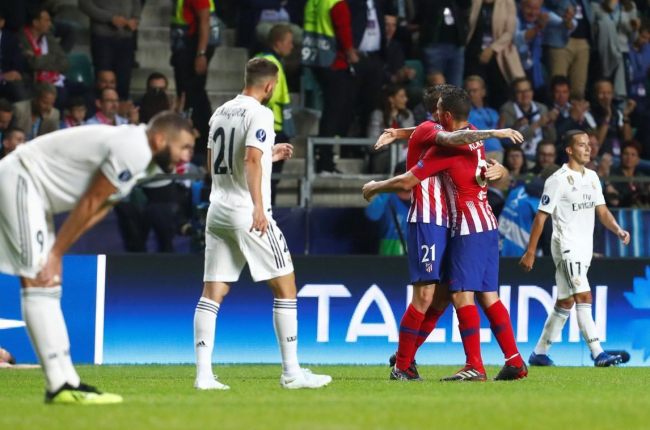 Los jugadores del Real Madrid se lamentan mientras los del Atlético celebran un gol en la Supercopa de Europa.-INTS KALNINS (REUTERS)