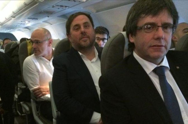Carles Puigdemont, Oriol Junqueras y Raul Romeva, en un viaje a Bruselas para dar una conferencia en enero del 2017.-JORDI BEDMAR
