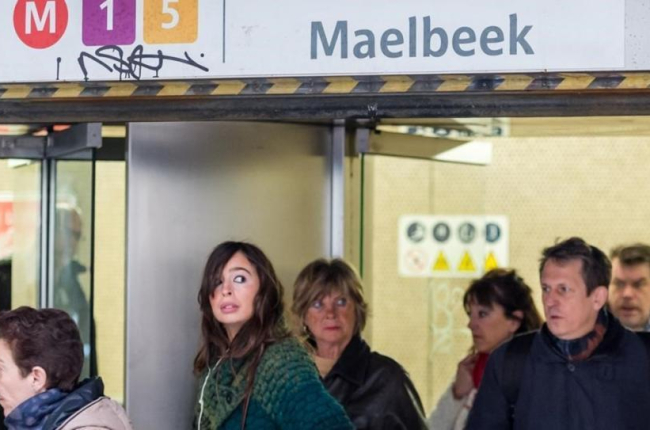 Pasajeros saliendo de la estación de metro de Maelbeek, en Bruselas, tras más de un mes de trabajos de reconstrucción.-Geert Vanden Wijngaert