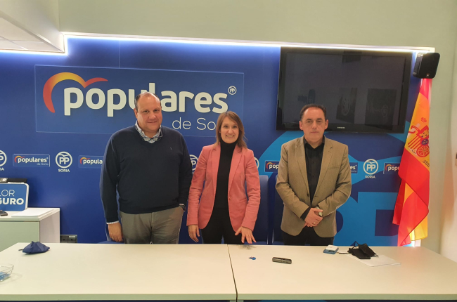 Pedro Antonio Heras, Rocío Lucas y Benito Serrano ayer tras el Comité de Dirección del PP. HDS