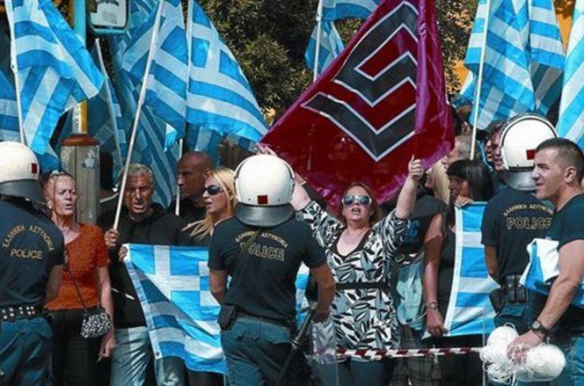 Manifestación de seguidores ultras de Amanecer Dorado, en Atenas.-EFE / SIMELA PANTZARTZI