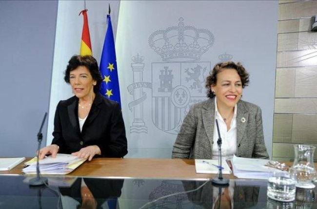 La portavoz del Gobierno, Isabel Celaá, junto a la ministra de Trabajo, Magdalena Valerio, a la derecha.-XAUME OLLEROS